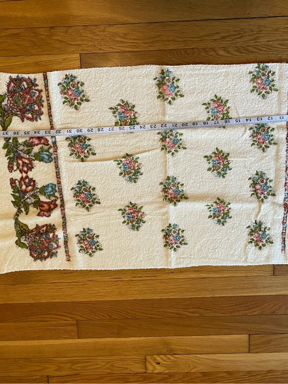 Vintage 1970s Floral Bath Towel Fringed Rose Bouquet Grandmillennial 42x20